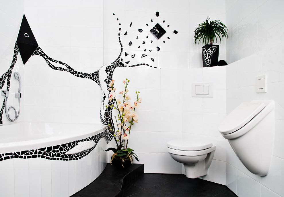 Стильный дизайн: ванная комната среднего размера в современном стиле с угловой ванной, белой плиткой, керамической плиткой, белыми стенами и писсуаром - последний тренд