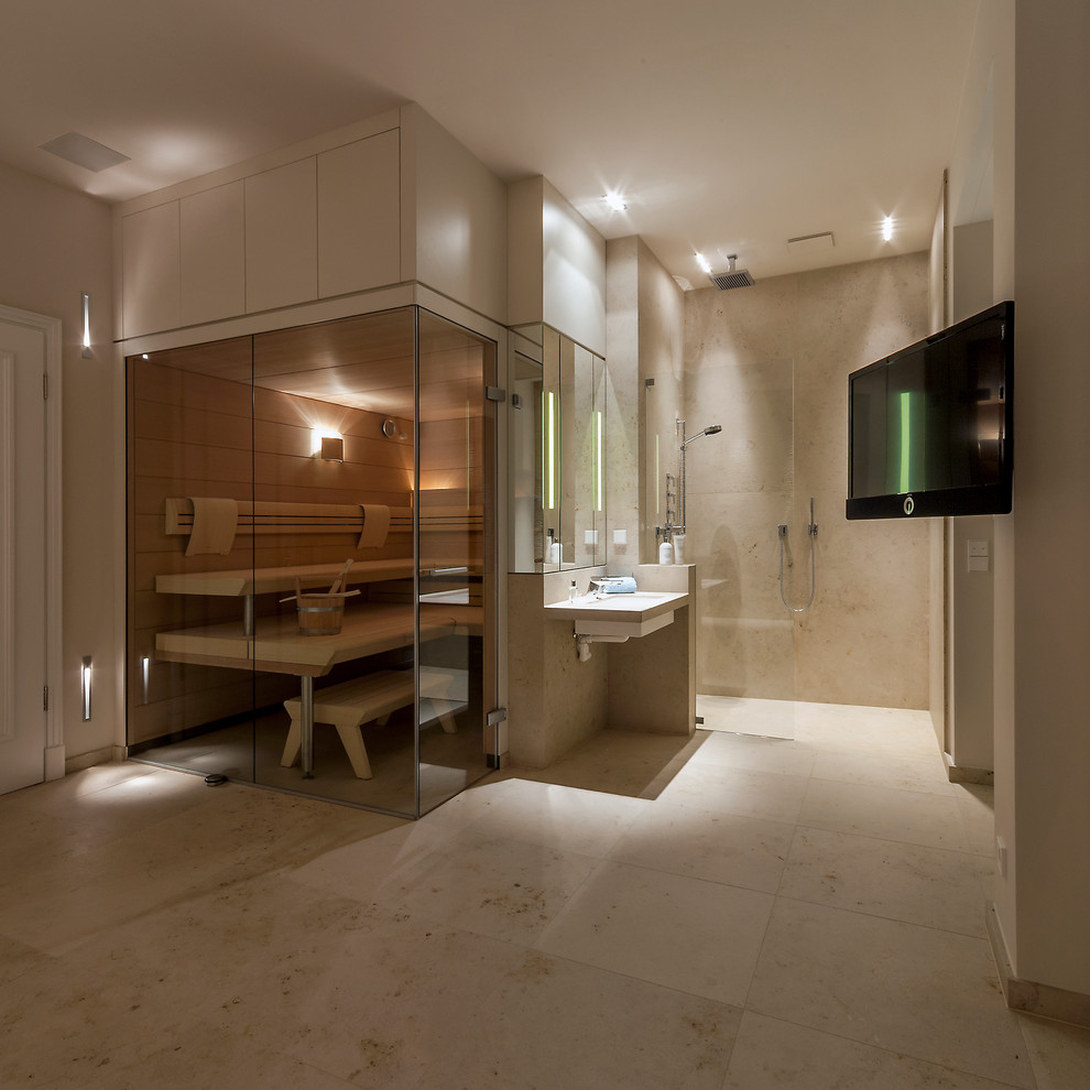 На фото: большая ванная комната в современном стиле с душем без бортиков, бежевой плиткой, плиткой из листового камня, врезной раковиной и полом из известняка