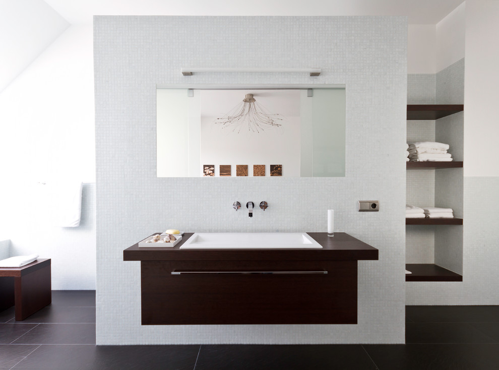 Aménagement d'une grande salle de bain principale contemporaine en bois foncé avec un lavabo posé, un placard sans porte, un carrelage gris, un mur blanc, mosaïque, un sol en ardoise et un plan de toilette en bois.
