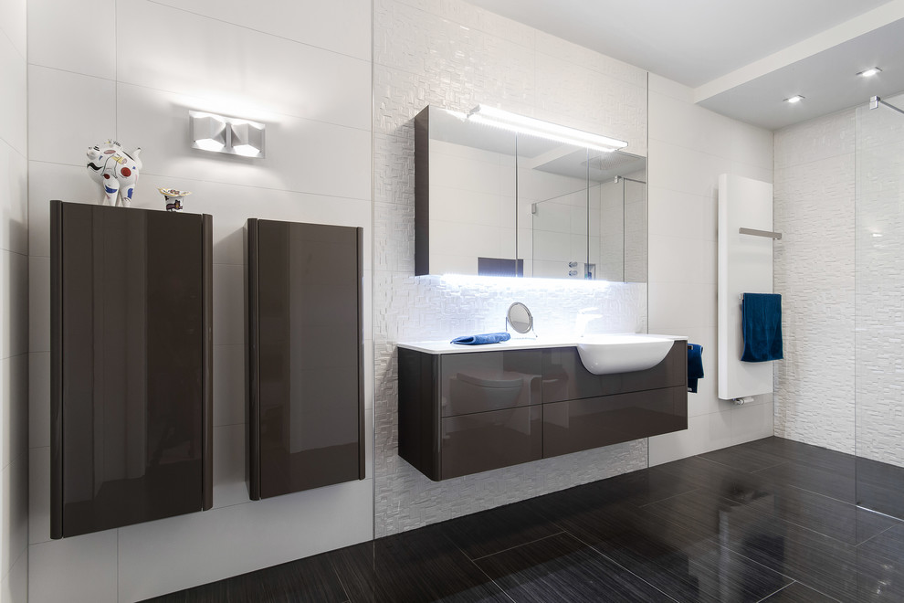 Foto de cuarto de baño actual grande con armarios con paneles lisos, puertas de armario grises, ducha abierta, baldosas y/o azulejos blancos, paredes blancas, lavabo encastrado y ducha abierta