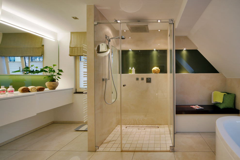 Réalisation d'une grande salle de bain design avec un placard à porte plane, des portes de placard blanches, une douche à l'italienne, un carrelage beige et un mur blanc.