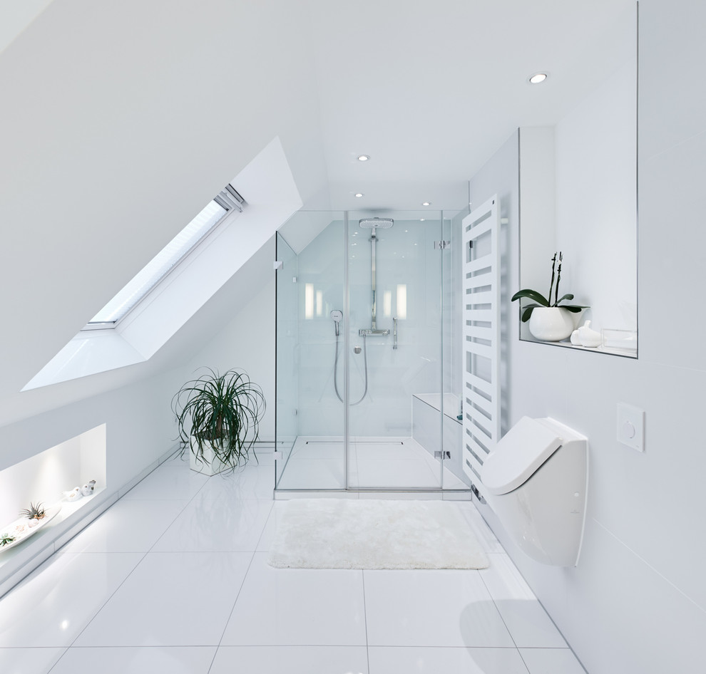 Modernes Badezimmer mit Bidet, weißen Fliesen, weißer Wandfarbe und Falttür-Duschabtrennung in Köln