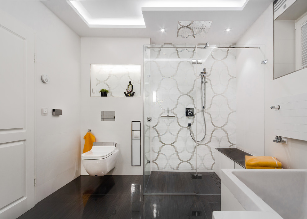 Идея дизайна: большая ванная комната в современном стиле с накладной ванной, белой плиткой, серой плиткой, белыми стенами, темным паркетным полом, душем без бортиков, инсталляцией и плиткой мозаикой