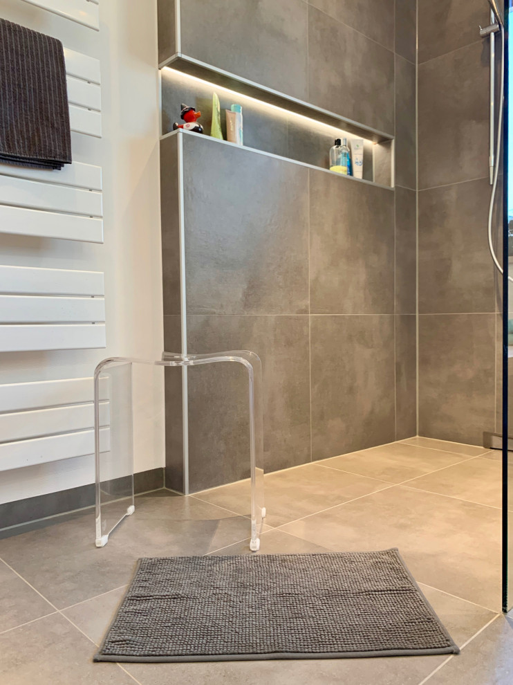 Exempel på ett litet modernt badrum med dusch, med skåp i mellenmörkt trä, grå kakel, vita väggar, ett fristående handfat, en toalettstol med separat cisternkåpa, keramikplattor, klinkergolv i keramik, träbänkskiva, grått golv och med dusch som är öppen