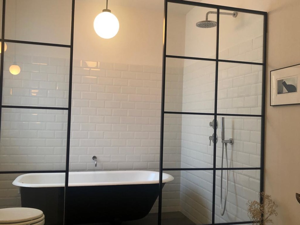 Пример оригинального дизайна: главная ванная комната среднего размера в скандинавском стиле с ванной на ножках, душем без бортиков, унитазом-моноблоком, белой плиткой, плиткой кабанчик, белыми стенами, полом из керамической плитки, раковиной с пьедесталом и открытым душем