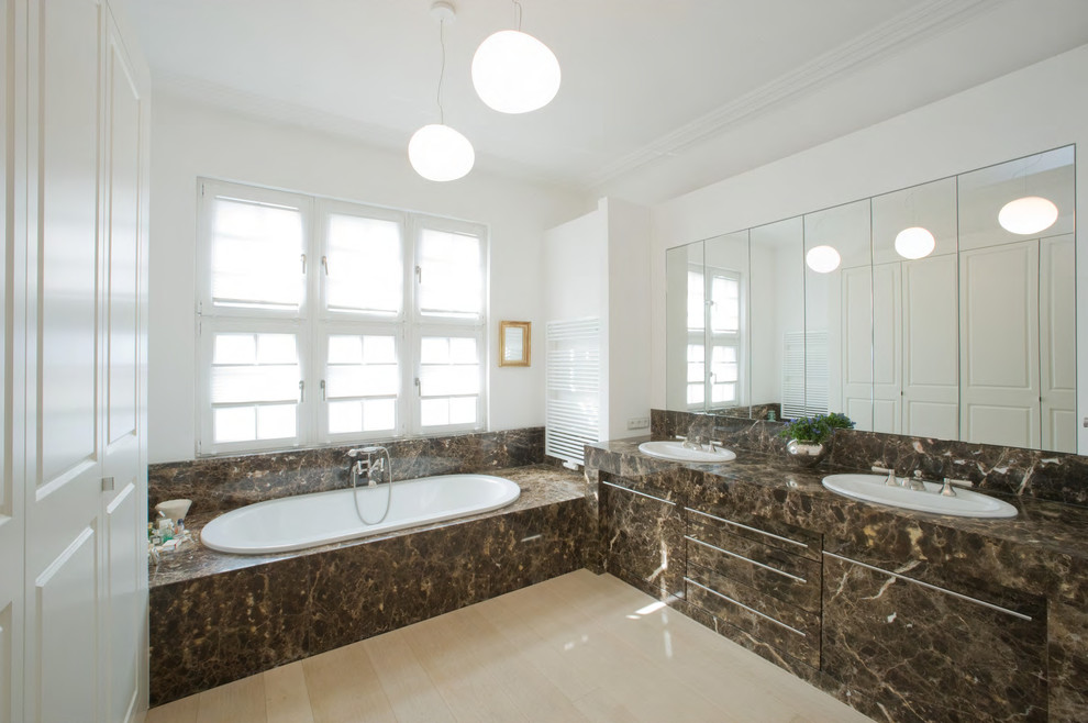 Пример оригинального дизайна: огромная ванная комната в современном стиле с плоскими фасадами, коричневыми фасадами, накладной ванной, коричневой плиткой, плиткой из листового камня, белыми стенами, полом из известняка, накладной раковиной, мраморной столешницей и окном