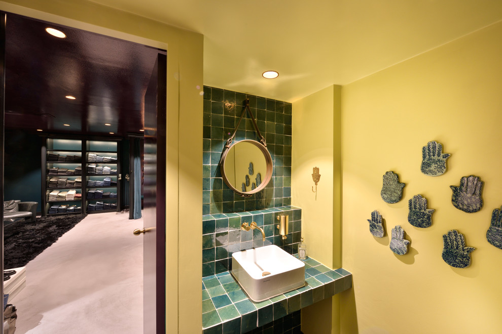 На фото: маленькая ванная комната в современном стиле с желтыми стенами и бирюзовой столешницей для на участке и в саду