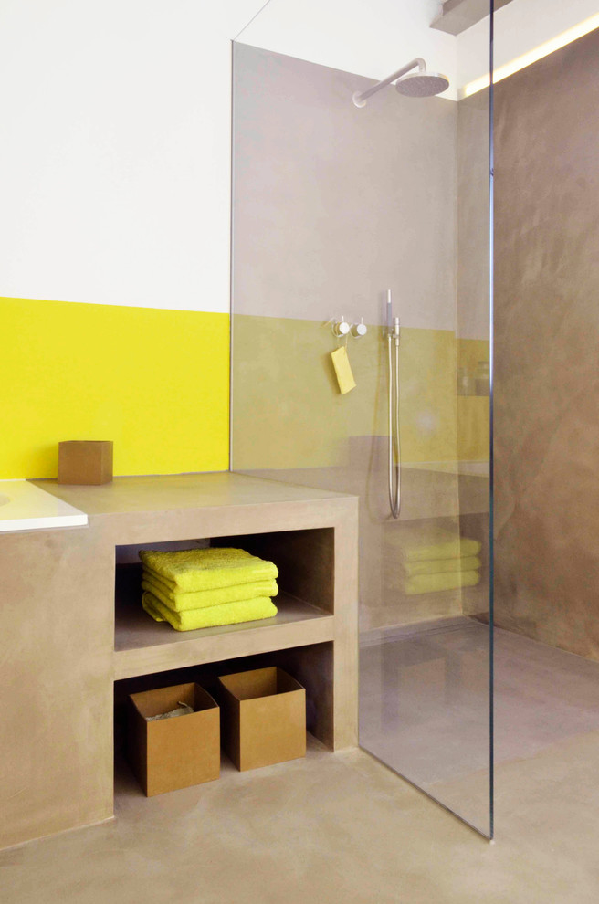 Foto de cuarto de baño contemporáneo con ducha abierta, paredes amarillas, armarios abiertos, puertas de armario marrones y ducha abierta