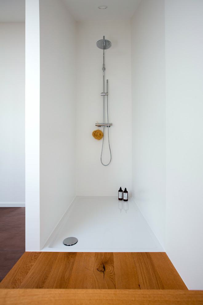 Diseño de cuarto de baño contemporáneo de tamaño medio con ducha empotrada, armarios con paneles lisos, puertas de armario de madera clara, bañera encastrada, sanitario de dos piezas, paredes blancas y lavabo sobreencimera