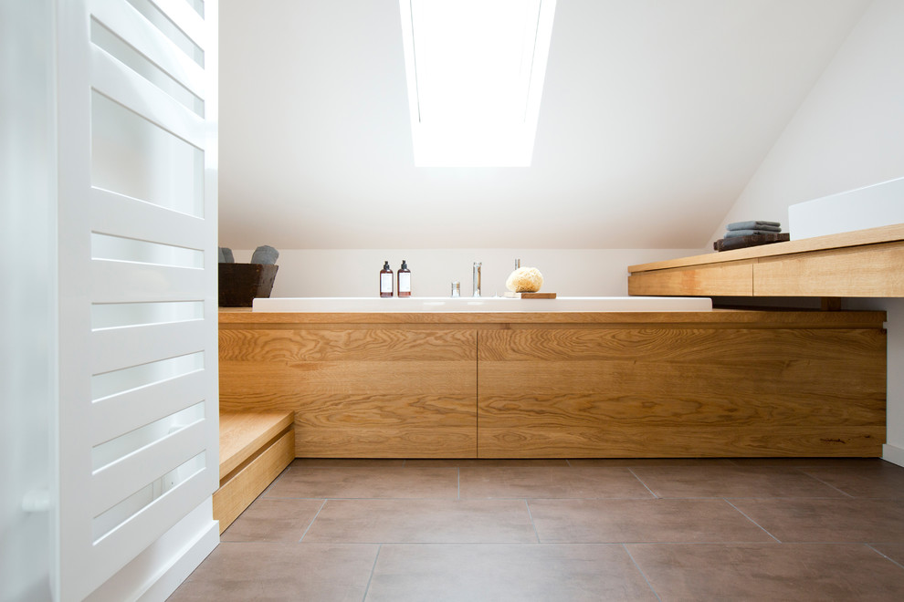 Свежая идея для дизайна: ванная комната среднего размера в современном стиле с плоскими фасадами, светлыми деревянными фасадами, раздельным унитазом, белыми стенами, настольной раковиной и столешницей из дерева - отличное фото интерьера