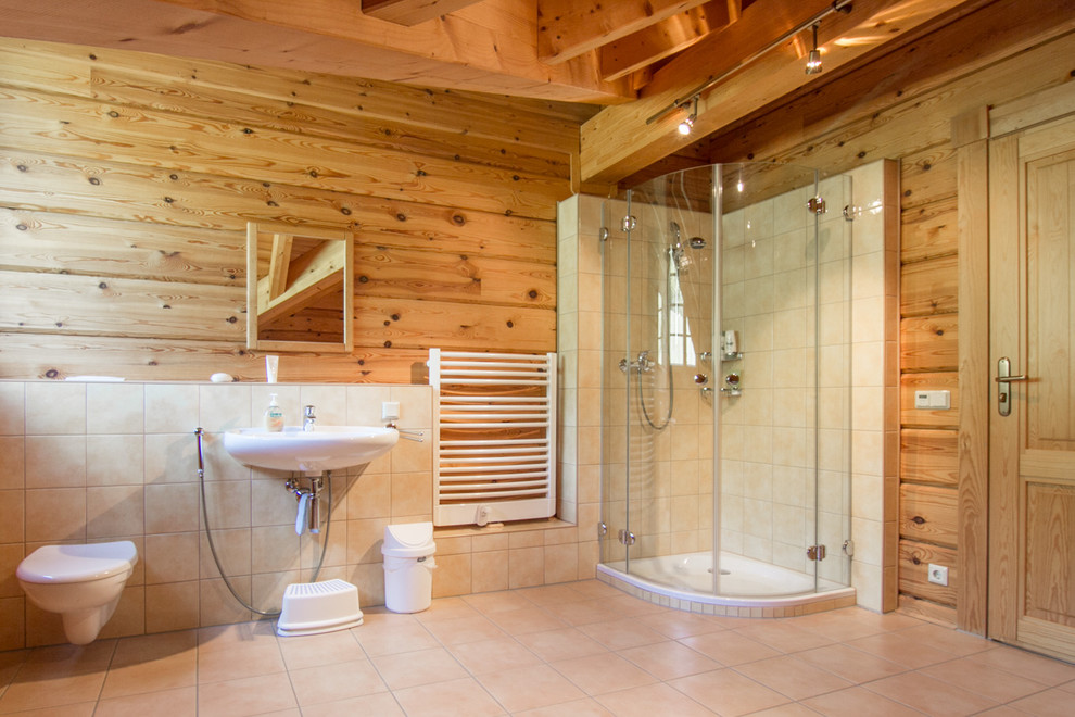 Foto de cuarto de baño rústico de tamaño medio con ducha esquinera, baldosas y/o azulejos beige, suelo de baldosas de terracota, lavabo suspendido y baldosas y/o azulejos de terracota