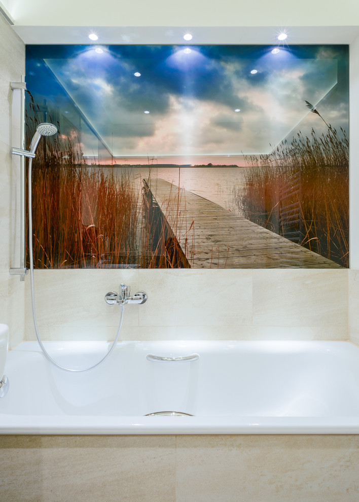 Diseño de cuarto de baño contemporáneo pequeño con bañera encastrada, paredes multicolor, combinación de ducha y bañera, baldosas y/o azulejos beige y baldosas y/o azulejos de piedra
