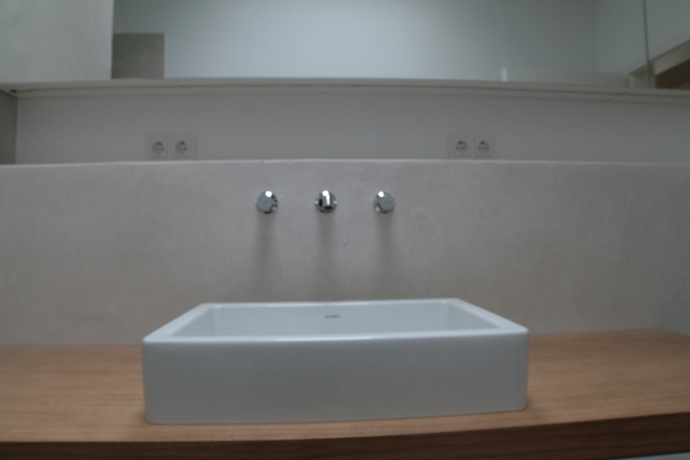 Inspiration för moderna badrum, med ett platsbyggt badkar, gula väggar och ett fristående handfat