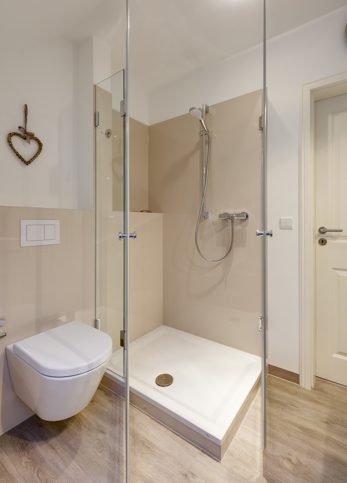 Idéer för ett stort modernt badrum med dusch, med släta luckor, vita skåp, ett hörnbadkar, en hörndusch, en vägghängd toalettstol, vita väggar, ljust trägolv, ett fristående handfat, bänkskiva i akrylsten, beiget golv, dusch med gångjärnsdörr, beige kakel och keramikplattor