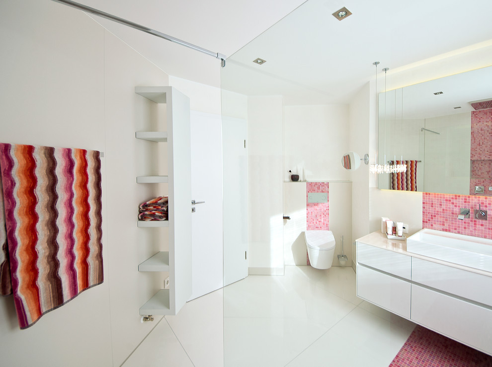 Свежая идея для дизайна: большая ванная комната в современном стиле с настольной раковиной, плоскими фасадами, белыми фасадами, угловым душем, инсталляцией, розовой плиткой, плиткой мозаикой и белыми стенами - отличное фото интерьера