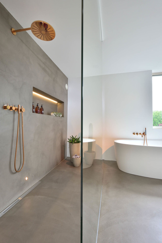 Источник вдохновения для домашнего уюта: ванная комната среднего размера в стиле модернизм с отдельно стоящей ванной, открытым душем, белыми стенами, бетонным полом, душевой кабиной, серым полом и открытым душем