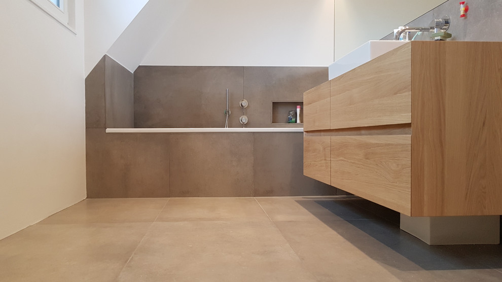 Cette image montre une salle de bain minimaliste en bois clair avec un carrelage gris, une vasque, un plan de toilette en bois, meuble simple vasque et meuble-lavabo suspendu.