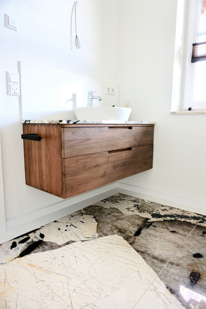 Foto på ett litet minimalistiskt badrum med dusch, med ett fristående handfat