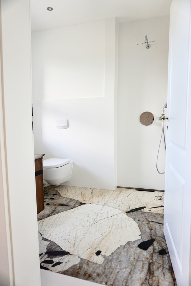 Idéer för små minimalistiska badrum med dusch, med ett fristående handfat