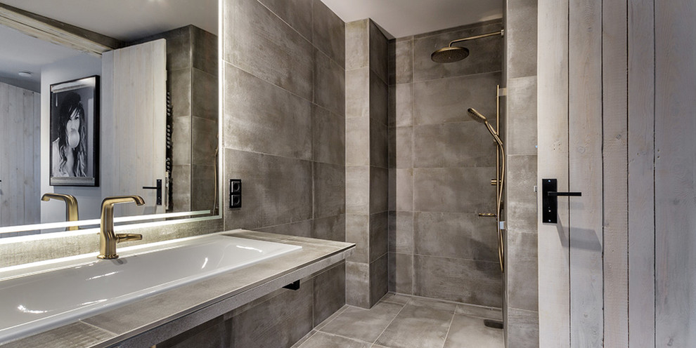 Пример оригинального дизайна: большая главная ванная комната в современном стиле с плоскими фасадами, серыми фасадами, душем без бортиков, инсталляцией, серой плиткой, керамической плиткой, накладной раковиной, столешницей из плитки, серыми стенами, бетонным полом, серым полом и открытым душем