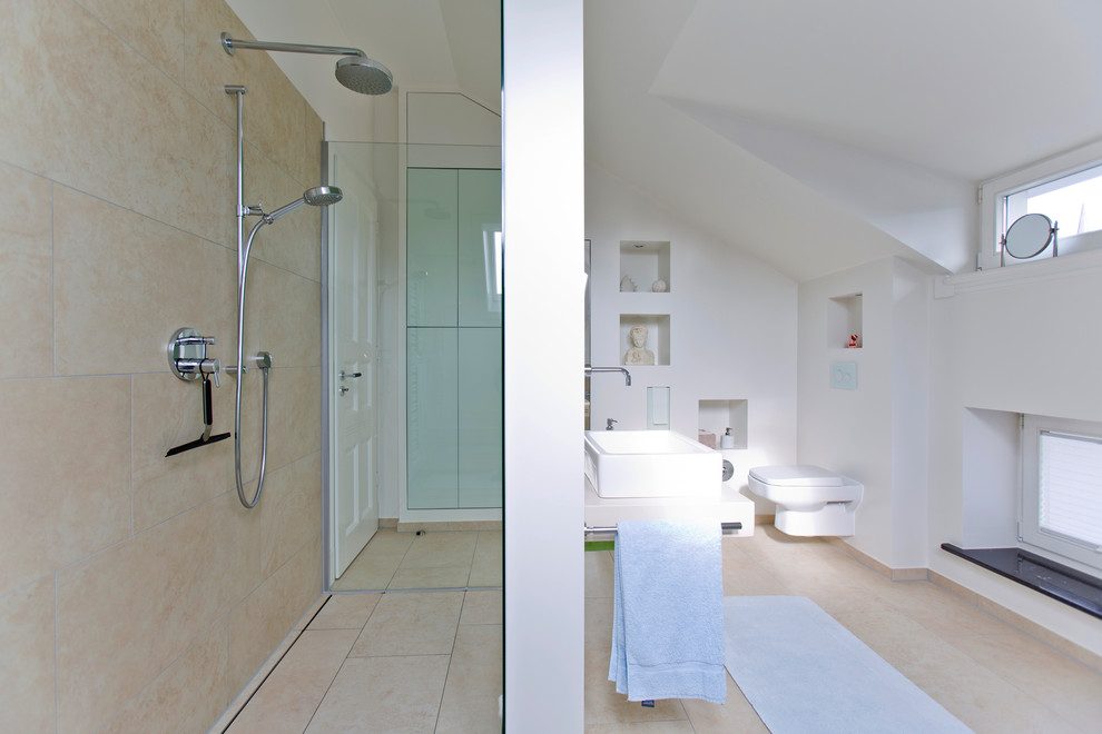 Exemple d'une grande salle de bain principale tendance avec un placard à porte plane, des portes de placard blanches, une baignoire posée, une douche ouverte, WC séparés, un carrelage vert, un mur blanc, un sol en marbre, une vasque et un plan de toilette en granite.