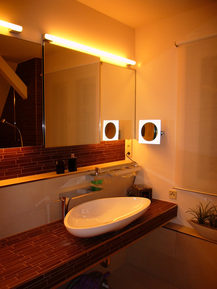 Idee per una stanza da bagno minimal con ante di vetro, piastrelle marroni, piastrelle a mosaico, pareti bianche, pavimento con piastrelle in ceramica, lavabo a bacinella, top in superficie solida e pavimento beige