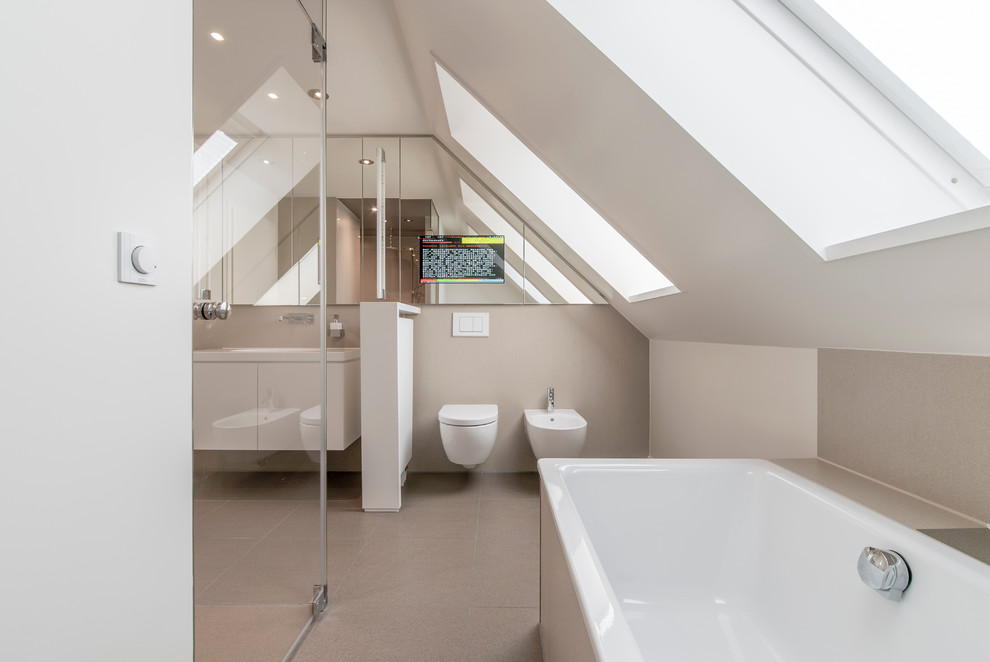 Inspiration för mellanstora moderna en-suite badrum, med släta luckor, vita skåp, ett platsbyggt badkar, en kantlös dusch, en vägghängd toalettstol, beige väggar och ett fristående handfat
