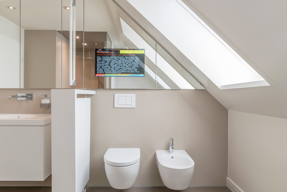 Mittelgroßes Modernes Badezimmer En Suite mit flächenbündigen Schrankfronten, weißen Schränken, Wandtoilette und beiger Wandfarbe in Hannover