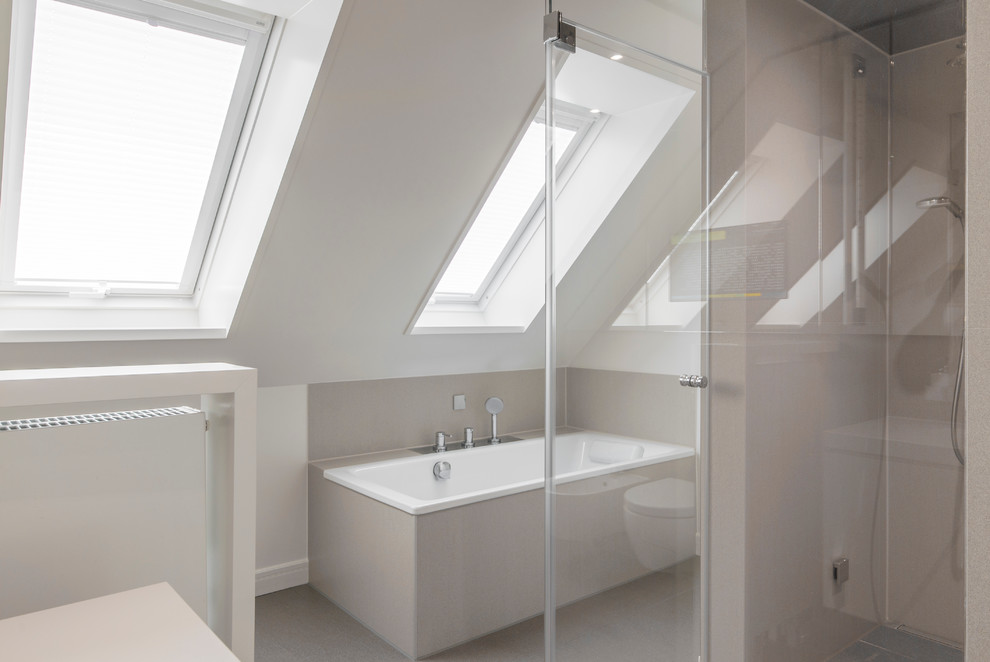This is an example of a modern bathroom in Hanover.