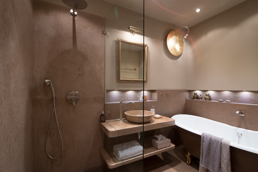 Inspiration för klassiska badrum, med ett fristående badkar, en öppen dusch, en vägghängd toalettstol, brun kakel och ett fristående handfat