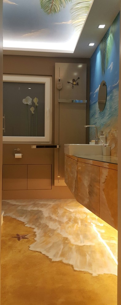 Esempio di una piccola stanza da bagno mediterranea con ante lisce, ante beige, vasca da incasso, doccia ad angolo, WC sospeso, pareti bianche, lavabo a bacinella, pavimento beige e porta doccia a battente
