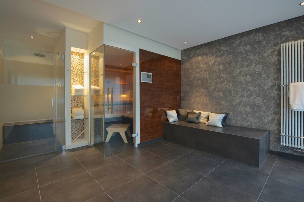 Пример оригинального дизайна: большая ванная комната в современном стиле с открытыми фасадами, серой плиткой, каменной плиткой, серыми стенами и душевой кабиной