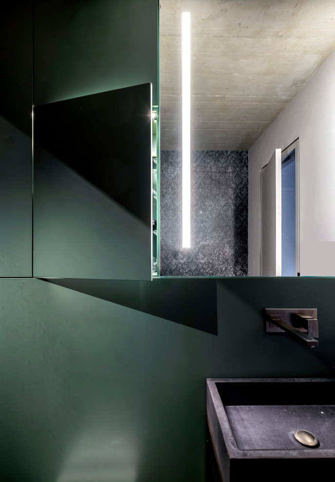 Exempel på ett mycket stort modernt brun brunt en-suite badrum, med släta luckor, gröna skåp, en kantlös dusch, en vägghängd toalettstol, svart kakel, keramikplattor, ett fristående handfat, bänkskiva i betong, grått golv och med dusch som är öppen