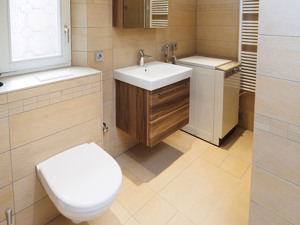 Cette photo montre une salle de bain tendance de taille moyenne avec WC séparés, une douche à l'italienne, un carrelage de pierre, un mur beige, un sol en carrelage de porcelaine, un plan vasque et une cabine de douche avec un rideau.