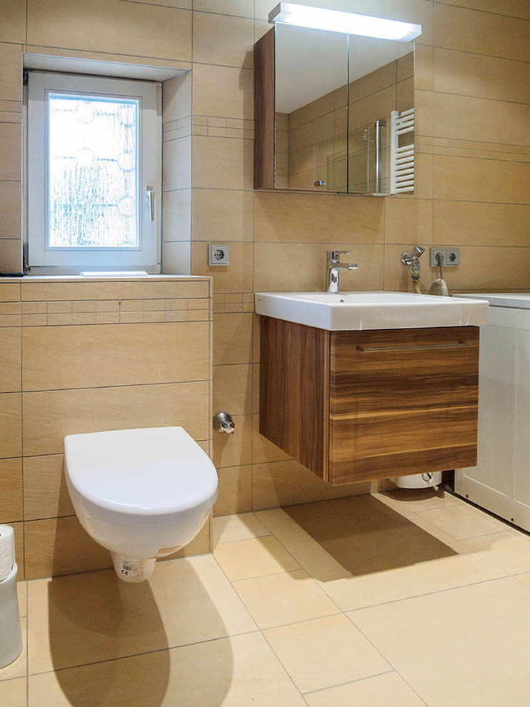 Idéer för ett mellanstort modernt badrum med dusch, med släta luckor, en toalettstol med separat cisternkåpa, bruna skåp, en kantlös dusch, stenkakel, beige väggar, klinkergolv i porslin, ett konsol handfat och dusch med duschdraperi