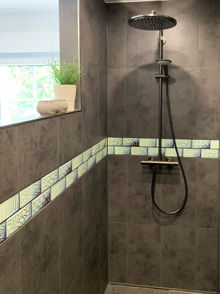 Стильный дизайн: большая ванная комната в современном стиле с открытым душем и разноцветной плиткой - последний тренд