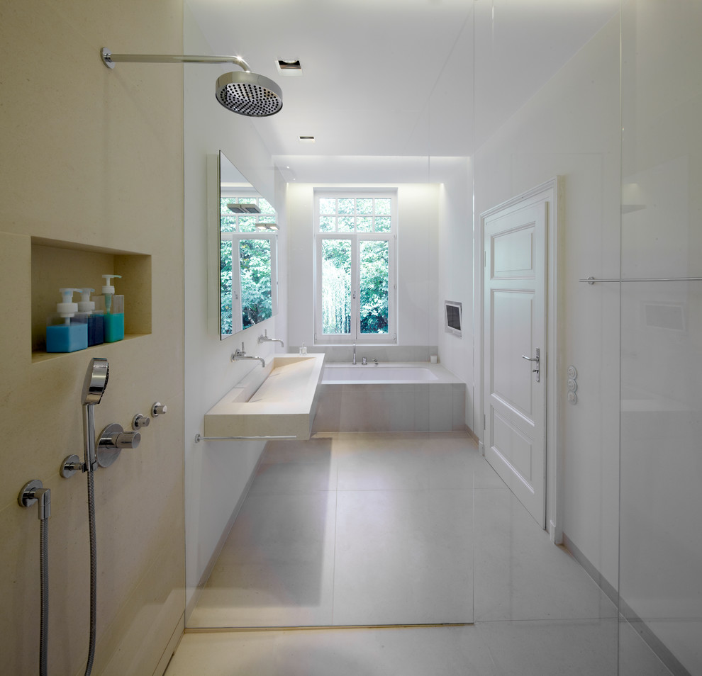 Источник вдохновения для домашнего уюта: ванная комната среднего размера в скандинавском стиле с накладной ванной, душем в нише, серой плиткой, белыми стенами, раковиной с несколькими смесителями и окном