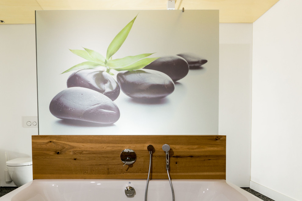 Großes Modernes Badezimmer En Suite mit freistehender Badewanne, bodengleicher Dusche, Wandtoilette, Mosaikfliesen, weißer Wandfarbe und braunem Holzboden in Sonstige