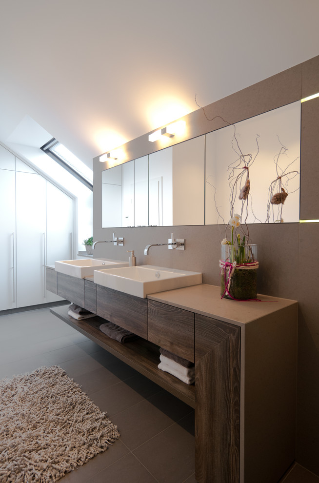 На фото: большая главная ванная комната в современном стиле с плоскими фасадами, темными деревянными фасадами, серыми стенами, полом из сланца и настольной раковиной с