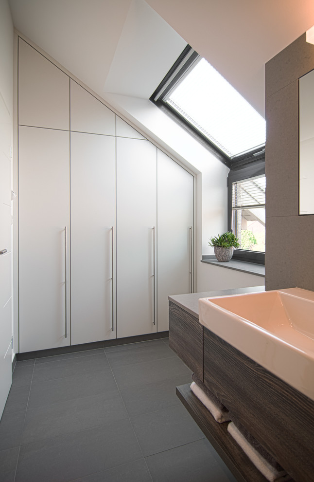 Großes Modernes Badezimmer En Suite mit flächenbündigen Schrankfronten, weißen Schränken, weißer Wandfarbe, Schieferboden und Aufsatzwaschbecken in Düsseldorf