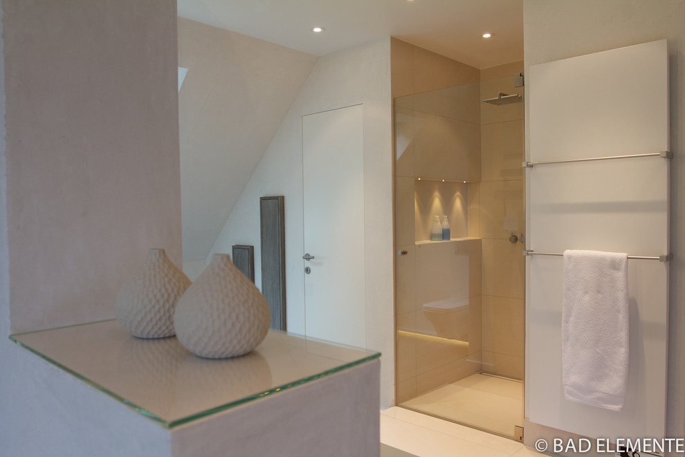 This is an example of a contemporary bathroom in Hamburg.