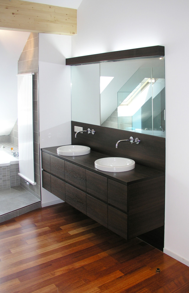 Источник вдохновения для домашнего уюта: ванная комната среднего размера в современном стиле с плоскими фасадами, темными деревянными фасадами, белыми стенами, паркетным полом среднего тона, настольной раковиной и столешницей из дерева