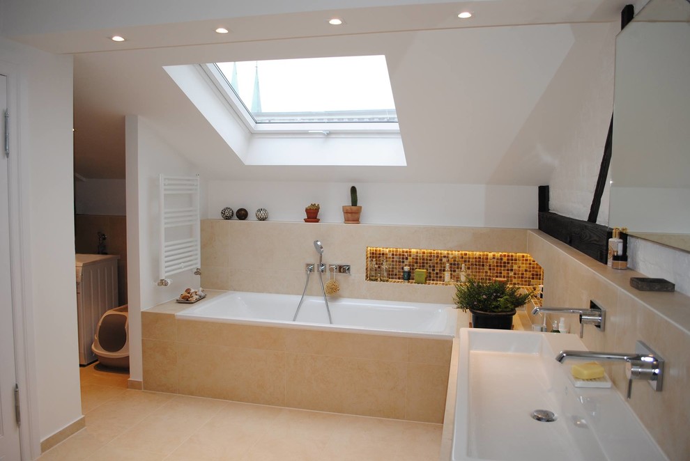 Пример оригинального дизайна: ванная комната в современном стиле с накладной ванной, бежевой плиткой, керамической плиткой, белыми стенами, полом из керамической плитки, настольной раковиной и бежевым полом