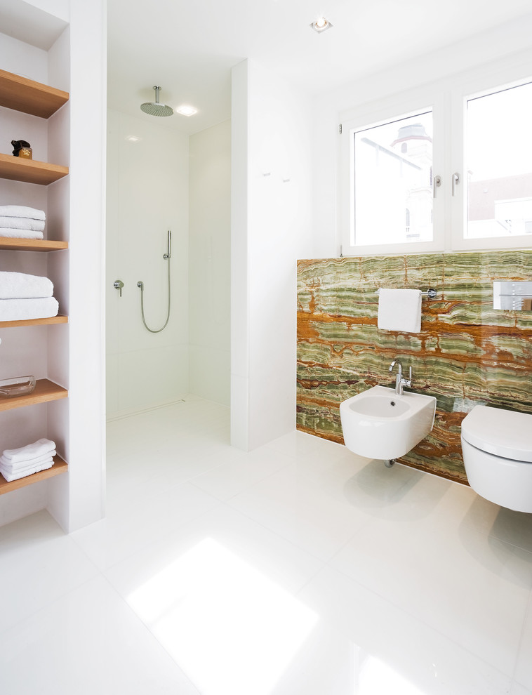 Foto på ett stort funkis badrum, med öppna hyllor, skåp i mellenmörkt trä, en dusch i en alkov, en bidé och vita väggar