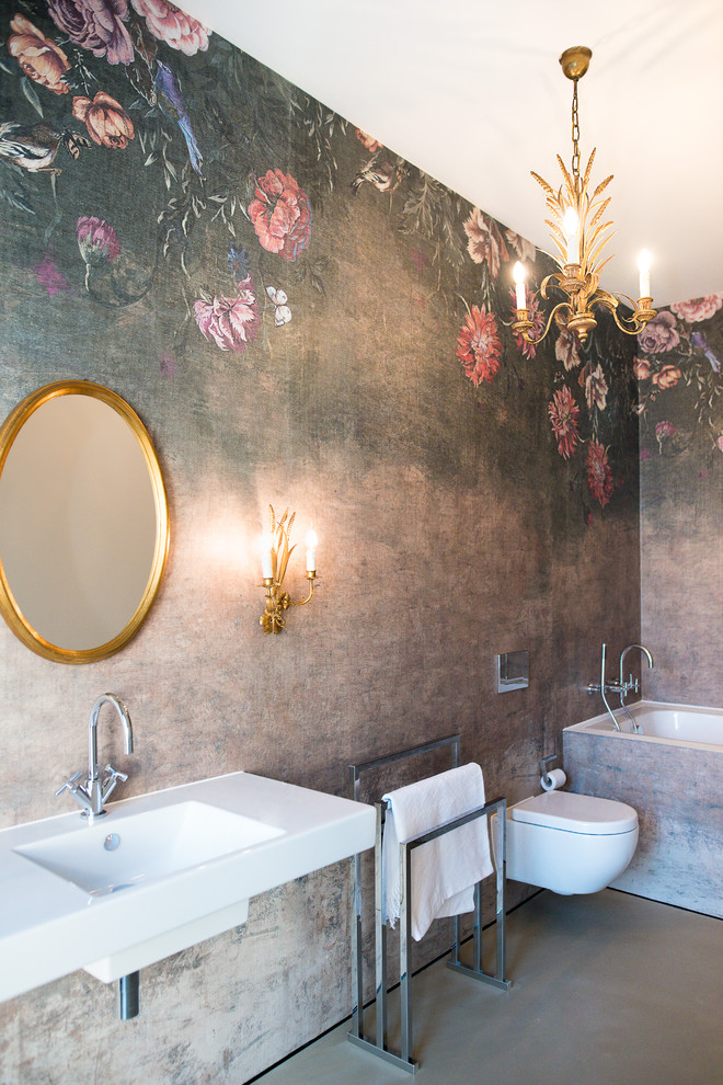 Ejemplo de cuarto de baño principal actual de tamaño medio con bañera encastrada, sanitario de dos piezas, paredes multicolor y suelo gris