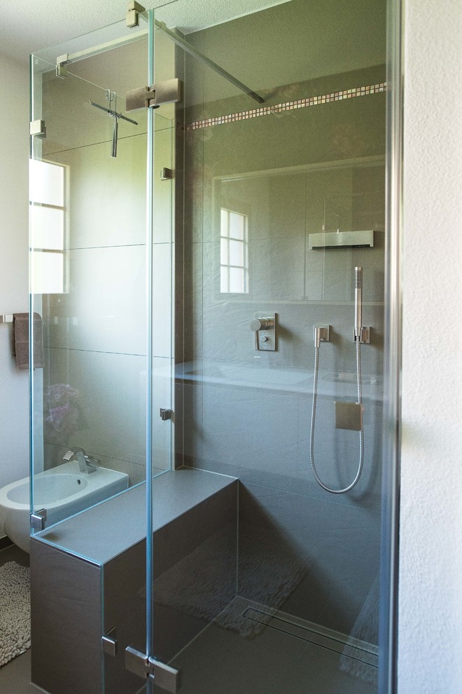 Esempio di una grande stanza da bagno con doccia chic con ante lisce, ante grigie, zona vasca/doccia separata, bidè, lavabo a consolle, top in superficie solida e pavimento beige
