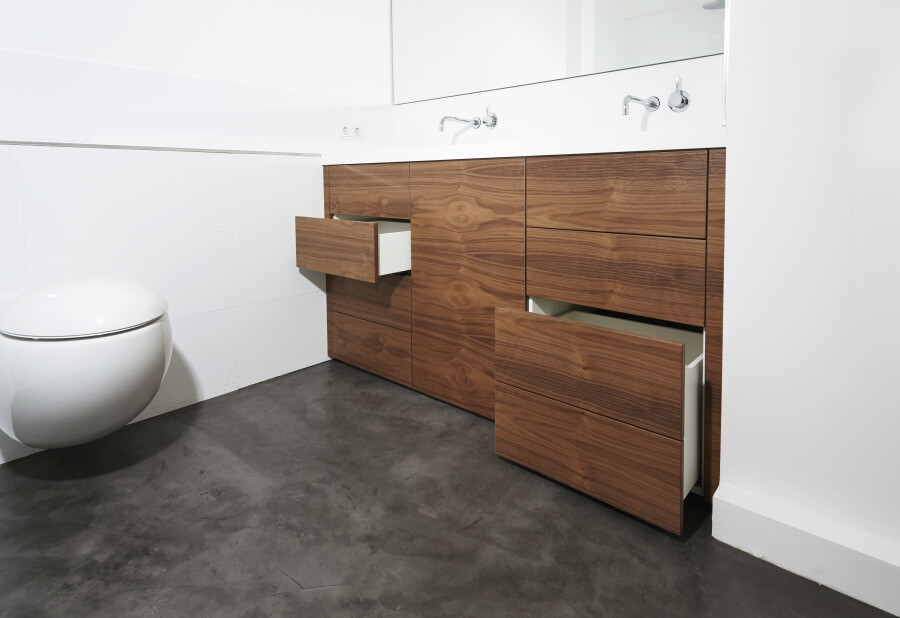 Modernes Badezimmer mit flächenbündigen Schrankfronten, braunen Schränken, integriertem Waschbecken und Mineralwerkstoff-Waschtisch in Hamburg