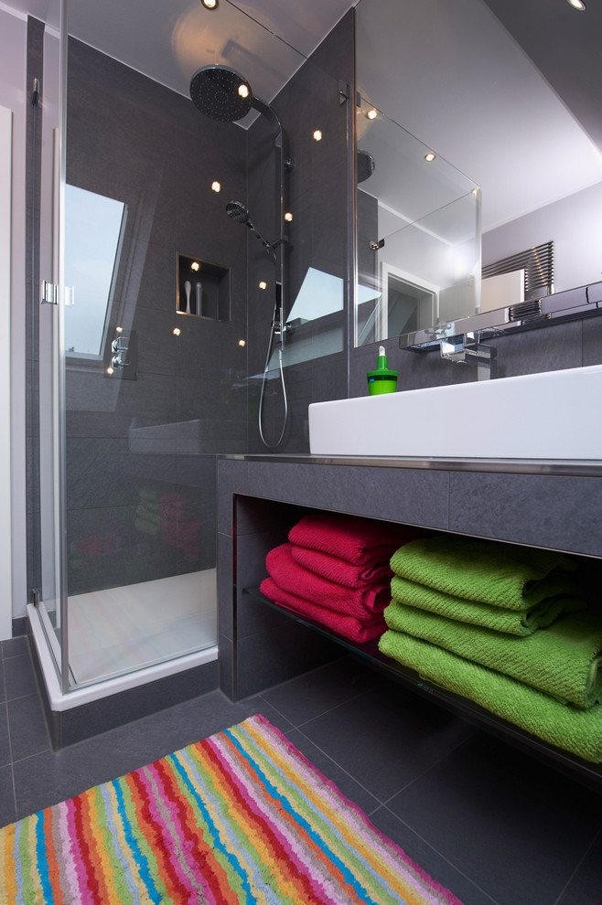 Modernes Badezimmer mit bodengleicher Dusche, grauen Fliesen und weißer Wandfarbe in Sonstige