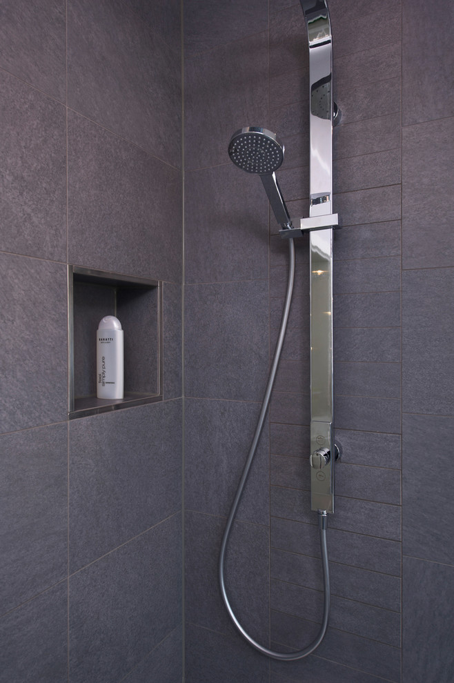 Ispirazione per una stanza da bagno design con doccia a filo pavimento, piastrelle grigie e pareti bianche