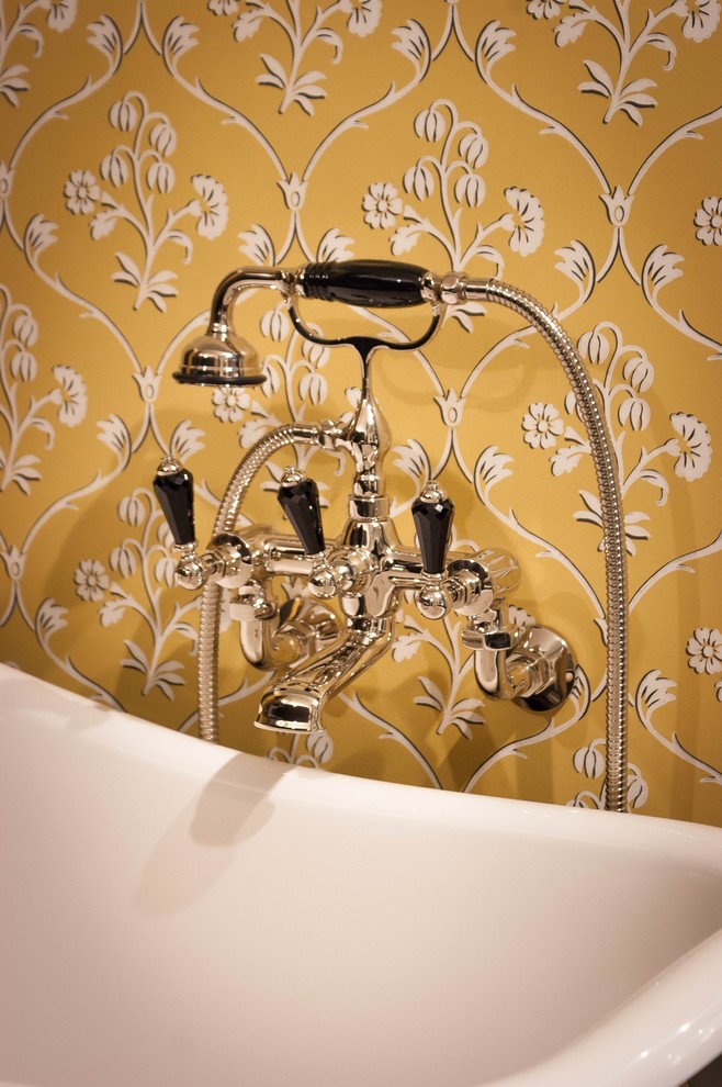 Idées déco pour une salle de bain classique de taille moyenne avec WC séparés, un mur jaune, un sol en carrelage de céramique, un plan vasque et un sol noir.